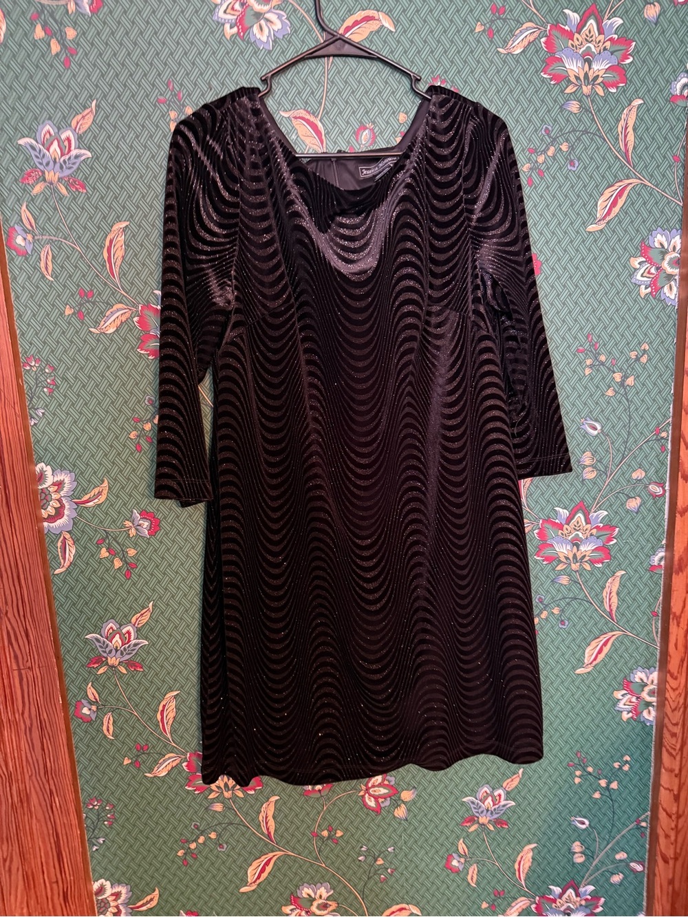 Jessica Howard Black Velvet Wave-Texture Midi Dress